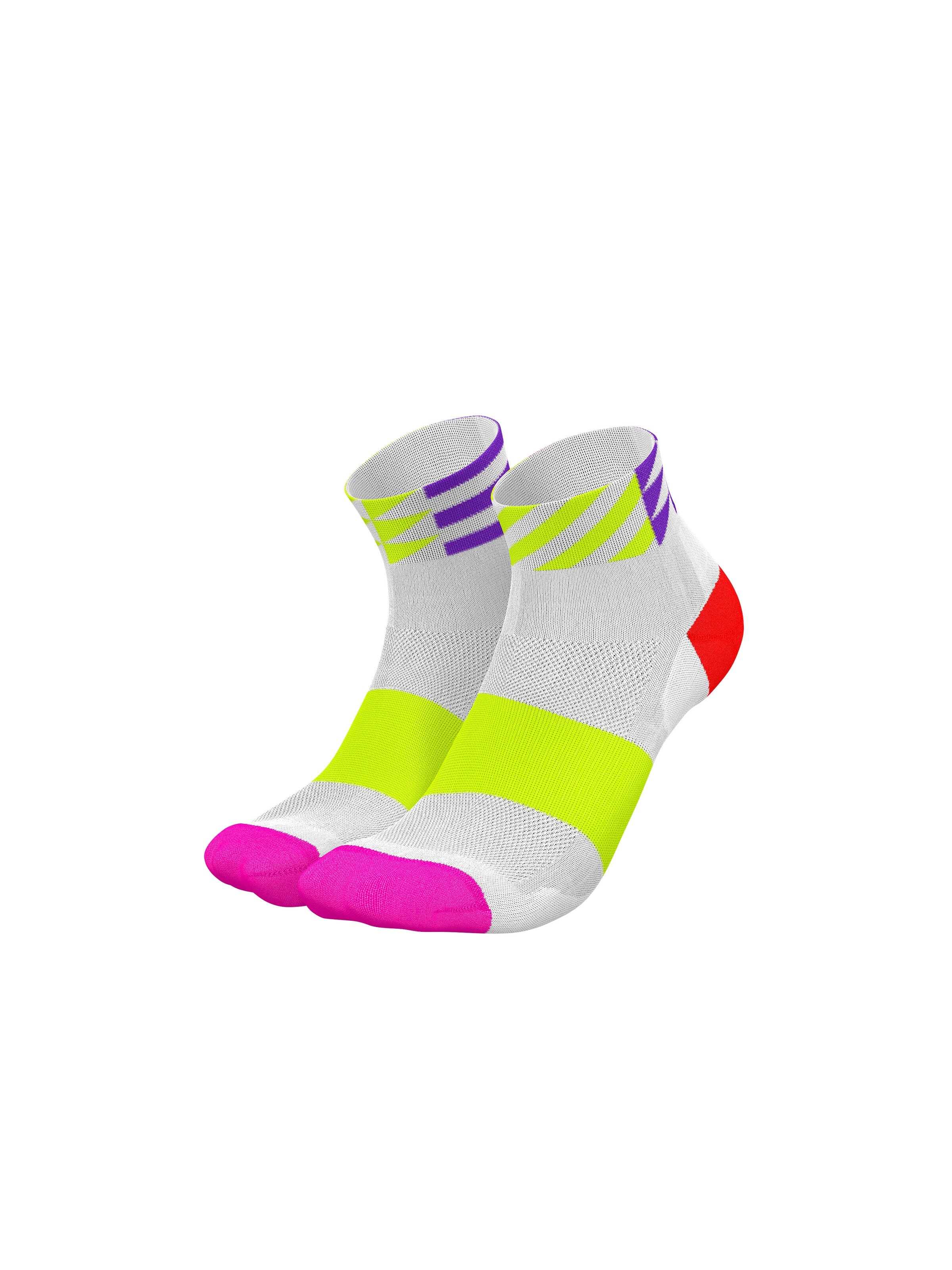 INCYLENCE Athletic Socks in White: front