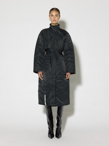 SOMETHINGNEW Between-Seasons Coat 'Kara' in Black