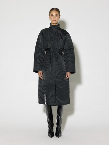 Manteau mi-saison 'Kara' SOMETHINGNEW en noir