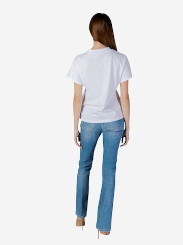 Maglietta 'SS CN POPCORN TEE W6RI28 I3Z14' di GUESS in bianco