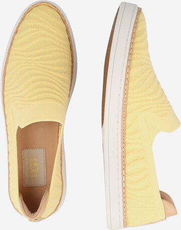 UGG - Sapatilhas slip-on em amarelo