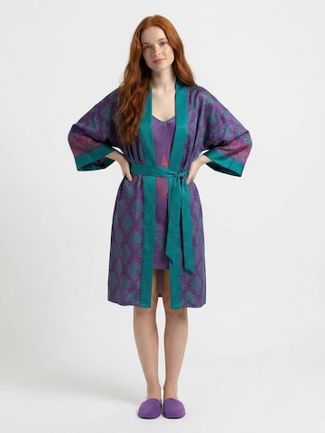 Shop Karey Kimono 'Emerald Bloom'‌‌‌‌‌‌‌‌ in Lila: Vorderseite