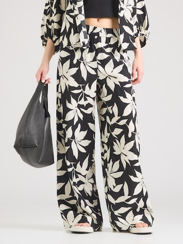 s.OliverWide Leg/ Široke nogavice Hlače - crna boja: prednji dio