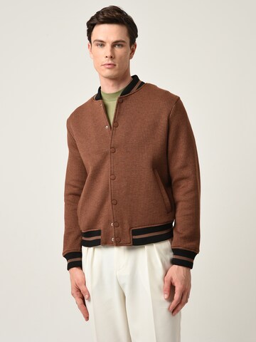 Veste mi-saison Antioch en marron : devant