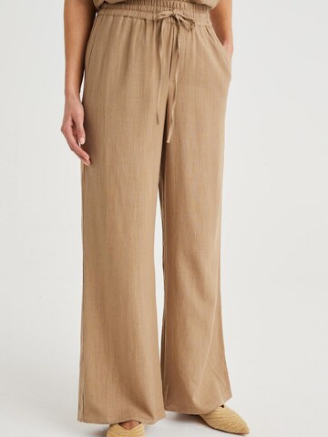 WE Fashion Loose fit Pleat-front trousers in Beige: front