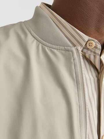 JACK & JONES Демисезонная куртка 'JJECharge' в Серый