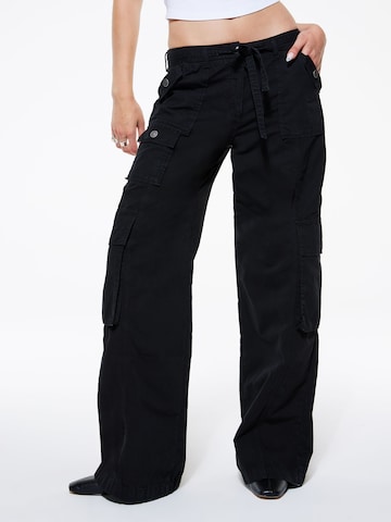 Wide leg Pantaloni cu buzunare 'Janay' de la SHYX pe negru: față