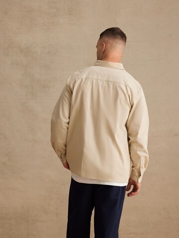 DAN FOX APPAREL Средняя посадка Рубашка в Бежевый