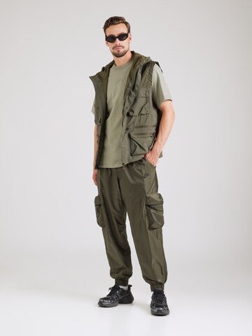 Nike Sportswear Paita 'Premium Essentials' värissä vihreä