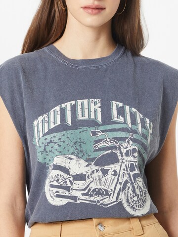 Nasty Gal T-shirt 'Moto City' i grå