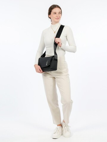 Suri Frey Shoulder Bag 'Jenny' in Black: front