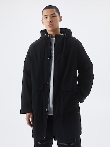 Parka de primăvară-toamnă de la Pull&Bear pe negru: față