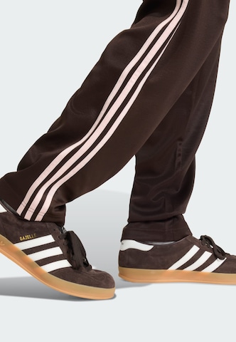 ADIDAS ORIGINALS - regular Pantalón en marrón