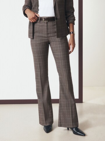 Bootcut Pantaloni con piega frontale di Next in marrone: frontale