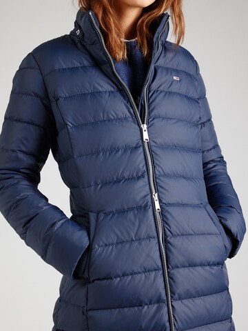 Tommy Jeans Zimní kabát 'Essential' – modrá