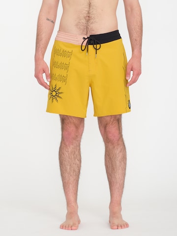 Boardshorts 'ABOUT TIME LIBERATORS 17' Volcom en jaune : devant