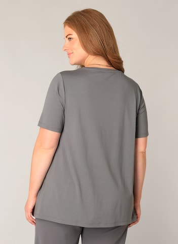 BASE LEVEL CURVY T-Shirt 'Alba' in Grau