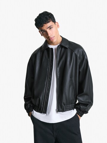 Geacă de primăvară-toamnă de la Bershka pe negru: față