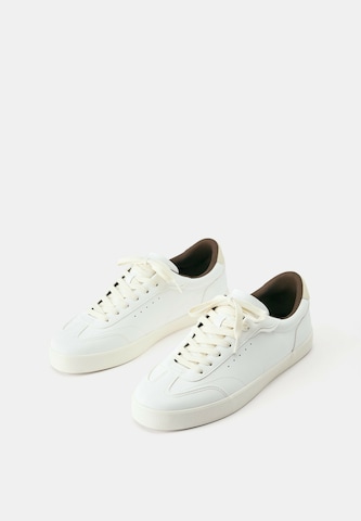 Sneaker low de la Pull&Bear pe alb