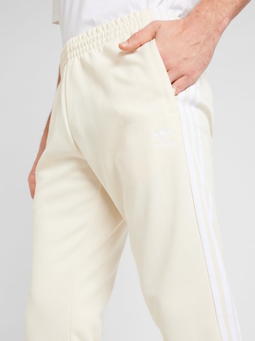 ADIDAS ORIGINALS - Tapered Pantalón 'Adicolor Classics SST' en blanco