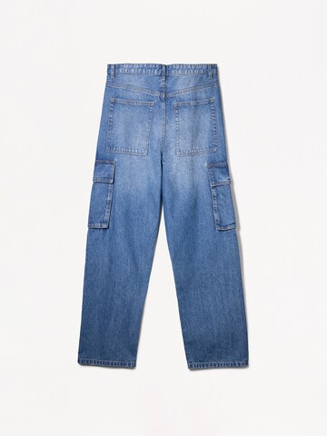Bershka Loosefit Cargojeans i blå