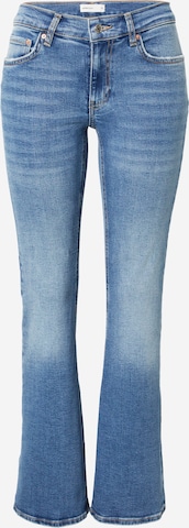 Gina Tricot Flared Jeans in Blue: front