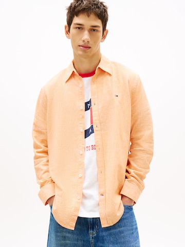 Regular fit Camicia di Tommy Jeans in arancione: frontale