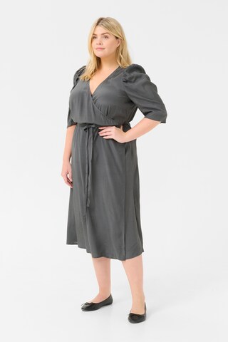 Robe 'Miri' KAFFE CURVE en gris