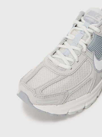 Sneaker bassa 'ZOOM VOMERO 5' di Nike Sportswear in bianco