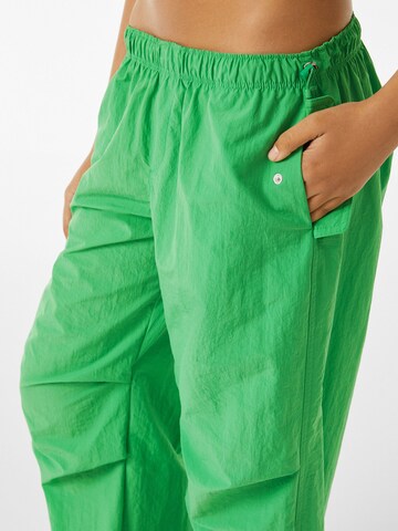 BershkaWide Leg/ Široke nogavice Hlače - zelena boja