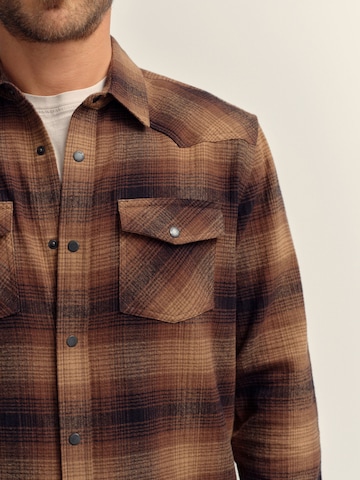 Coupe regular Chemise Next en marron