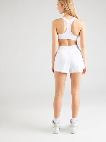NIKE - regular Pantalón deportivo 'ONE' en blanco