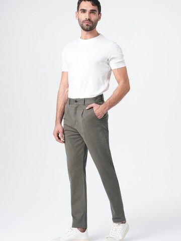 M.O.D MIRACLE OF DENIM Regular Chino trousers in Green: front
