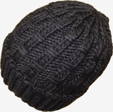 Chaplino Beanie in Black: front