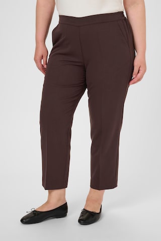 KAFFE CURVE Regular Hose in Braun: Vorderseite