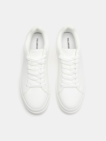 Pull&Bear Trampki niskie w kolorze biały