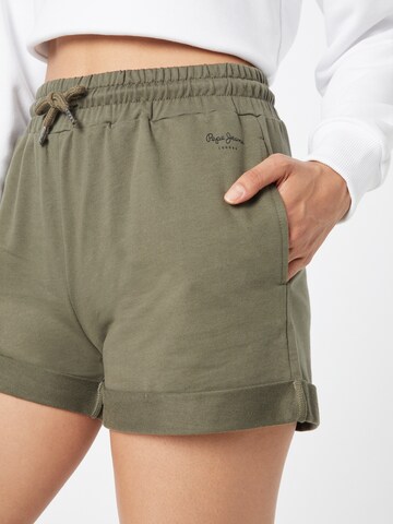 Pepe Jeans Regular Shorts 'AINA' in Grün