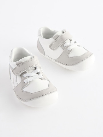 Sneaker de la Next pe gri