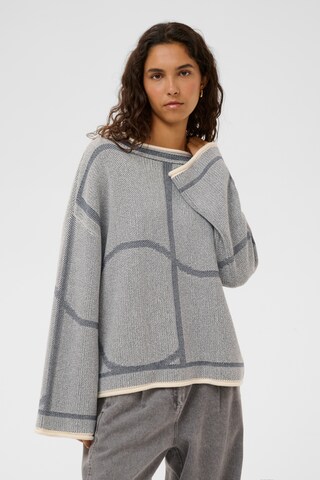 SOAKED IN LUXURY Sweter 'Rava' w kolorze szary: przód