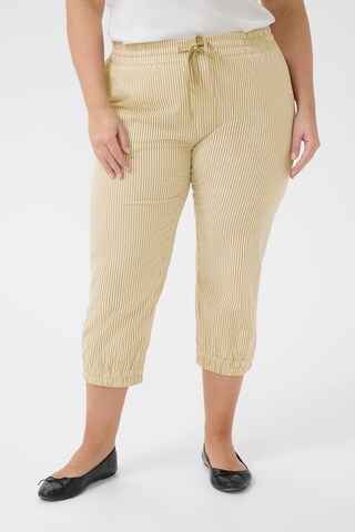 Tapered Pantaloni 'KCNana' di KAFFE CURVE in beige: frontale
