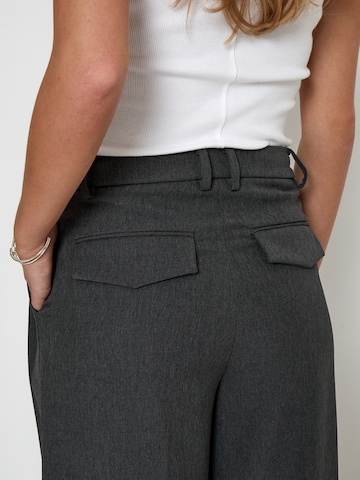 Wide leg Pantaloni 'Vivianne' di minus in grigio