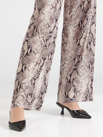 ABOUT YOU Široke hlačnice Hlače 'Cosima Trousers' | siva barva