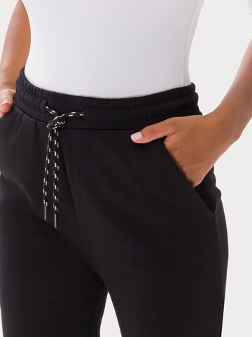 Les Lunes Tapered Workout Pants 'Frayaa' in Black
