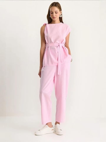 Bianco Lucci Broekpak in Roze: voorkant