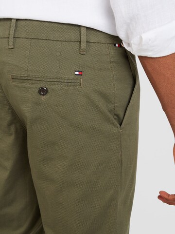 TOMMY HILFIGER Normální Chino kalhoty 'DENTON' – zelená