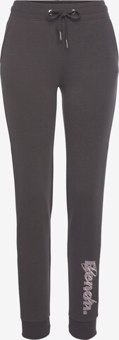 BENCH Slimfit Broek in Grijs: voorkant