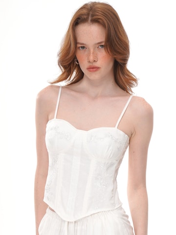 yoligex Top 'White Floral Embroidery Corset Cami Top, Sweetheart Neck Boned Curved Hem Bustier Crop Top' in White: front