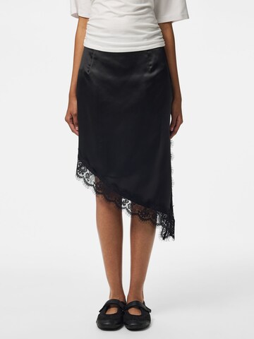 PIECES - Falda 'EVY' en negro: frente