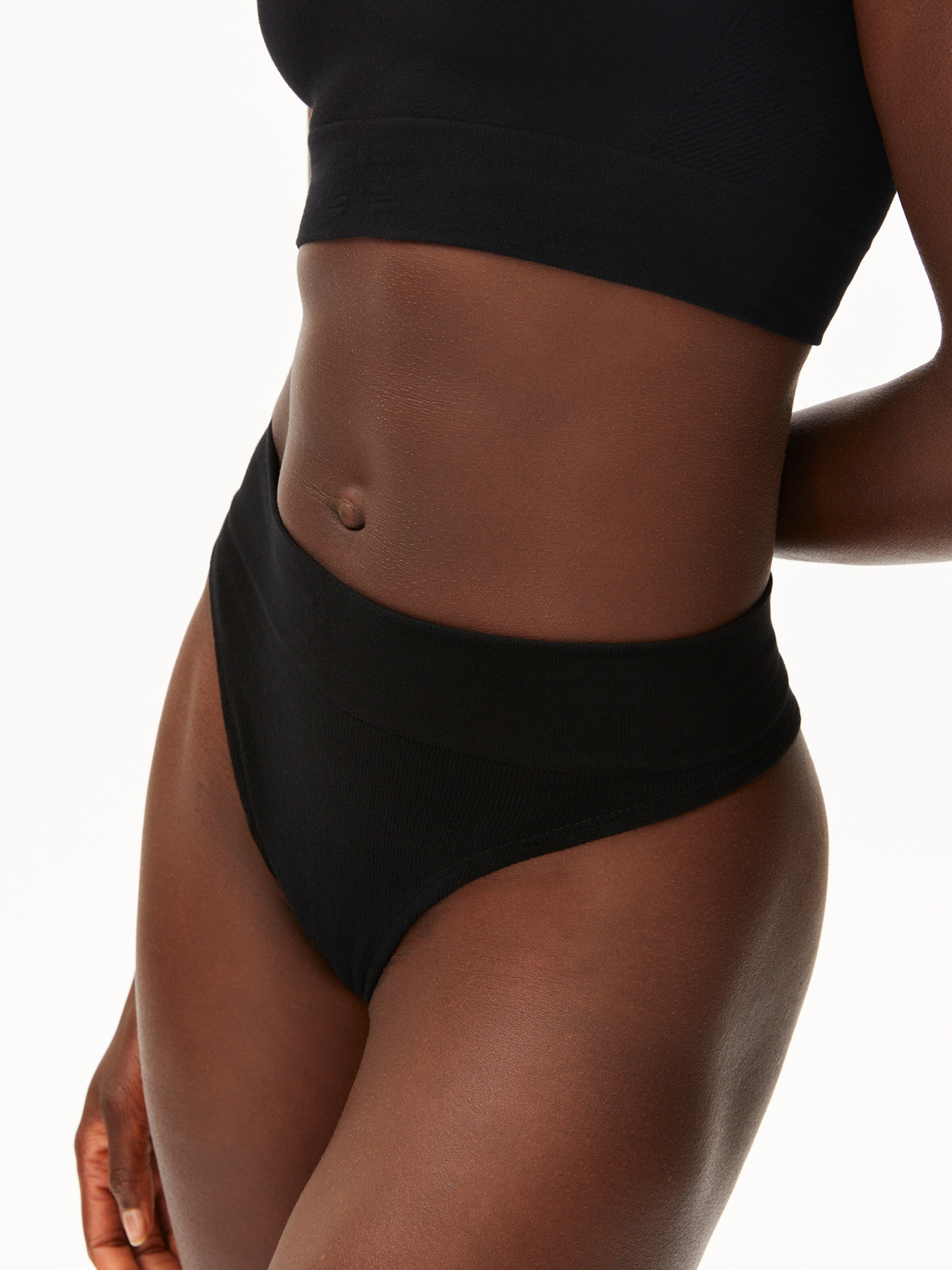 ARMEDANGELS String in Schwarz: Vorderseite