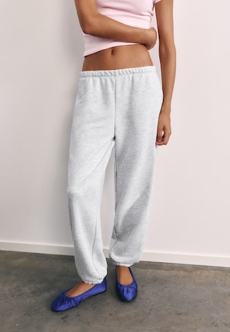Pull&Bear Tapered Nadrág - szürke: elől